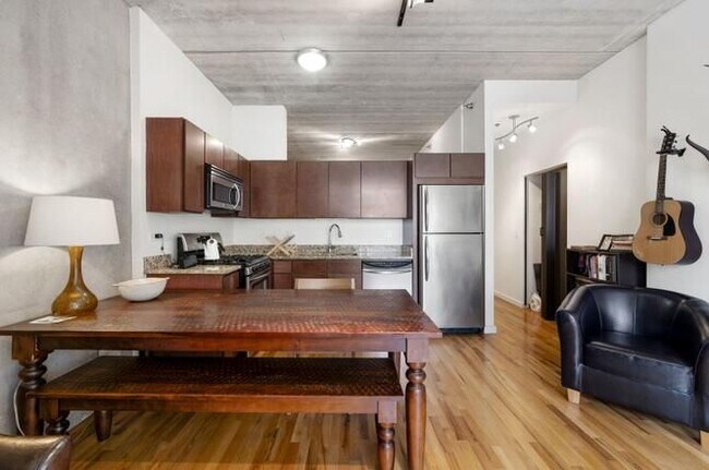 Foto del edificio - 630 N Franklin St