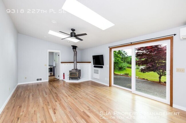 Building Photo - 3 Bedroom 4 Bath Home on 3 Acres!