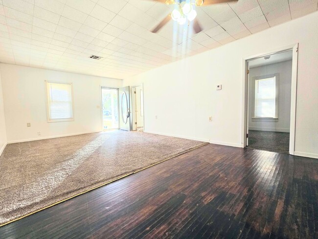 Building Photo - Beautiful 2 Bedroom 1 Bath