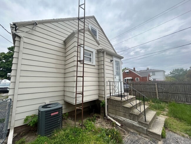 Building Photo - Charming 3-Bedroom Home in Peaceful West Toledo Neighborhood