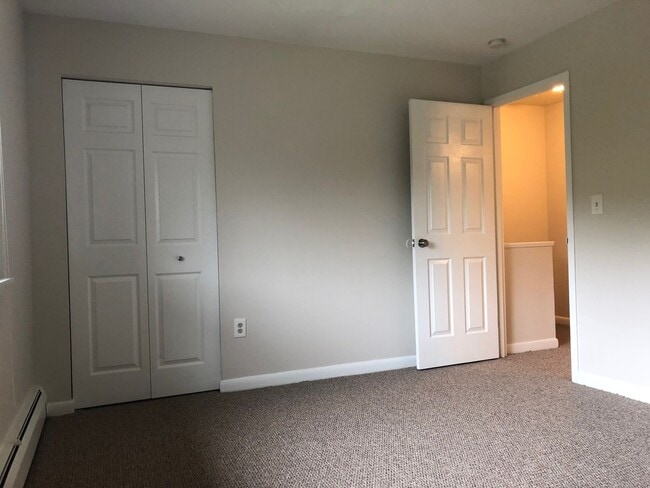 Building Photo - Spacious 2 Bedroom Townhouse