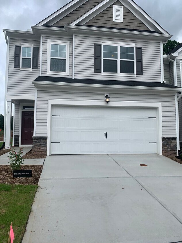 Foto principal - BRAND NEW TOWNHOME! 2 CAR GARAGE. SCREENED IN PORCH. MODERN KITCHEN. OPEN CONCEPT LIVING. BONUS ROOM