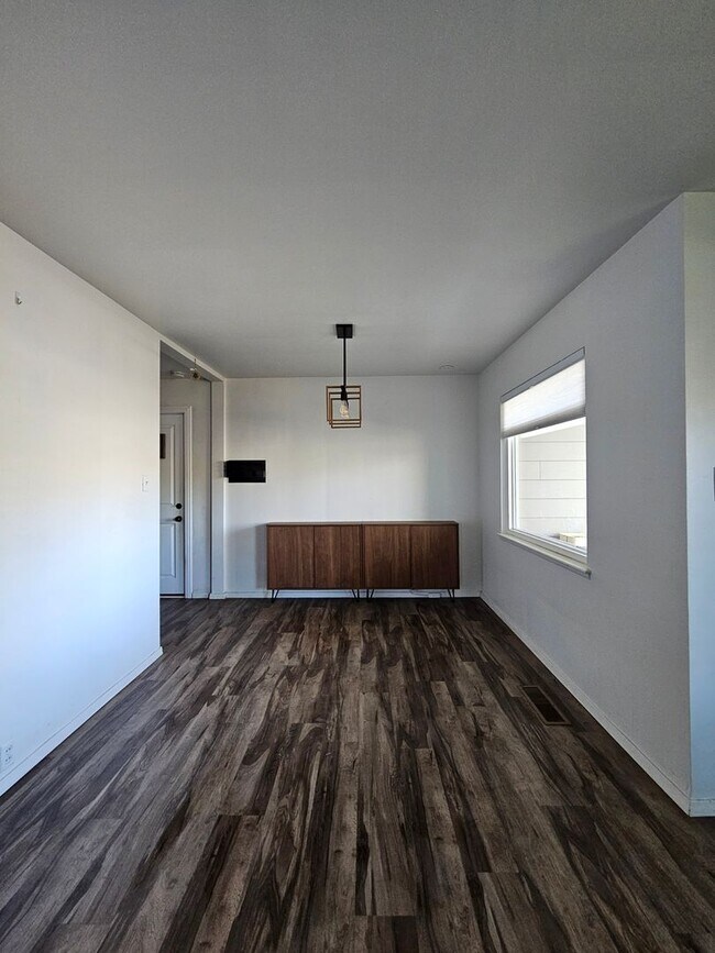Foto del edificio - Charming 1-story Home with a Big Backyard Near Midtown