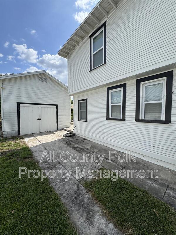Building Photo - 1044 W Lime St