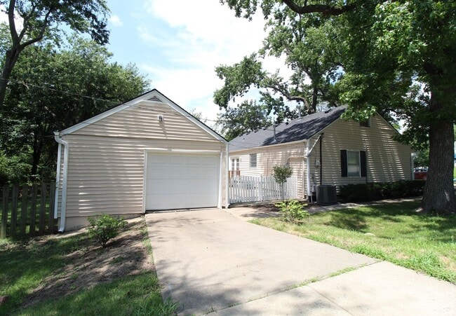 Building Photo - 3 Bedroom 1 Bath Home in Prairie Village
