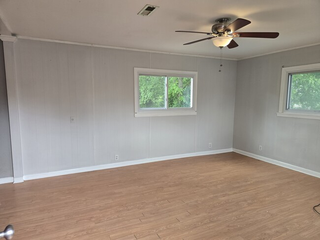 Building Photo - 207 Moncrief Ave