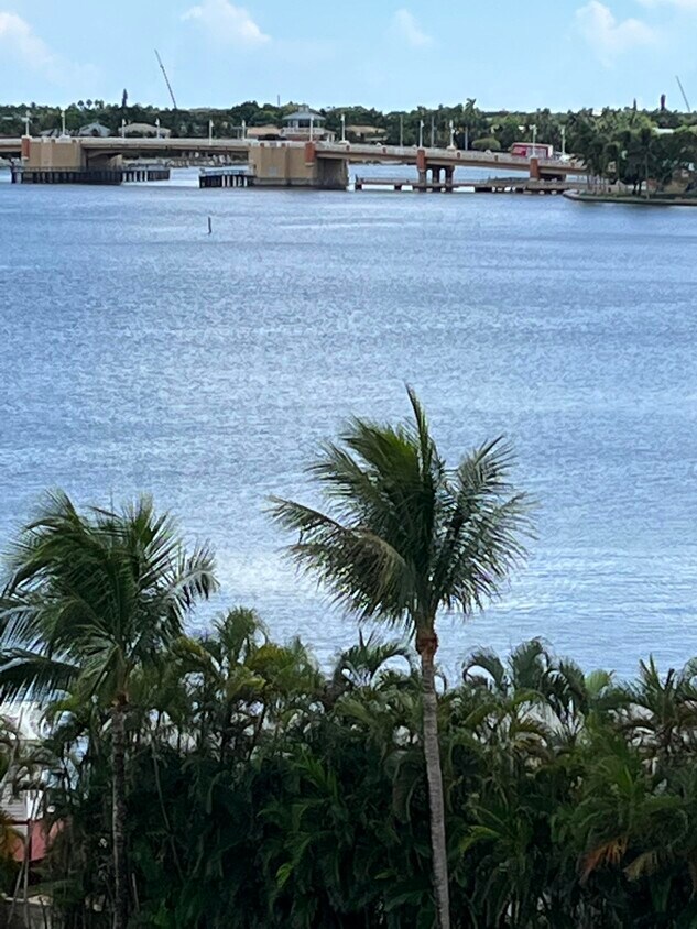 Foto principal - 806 E Windward Way