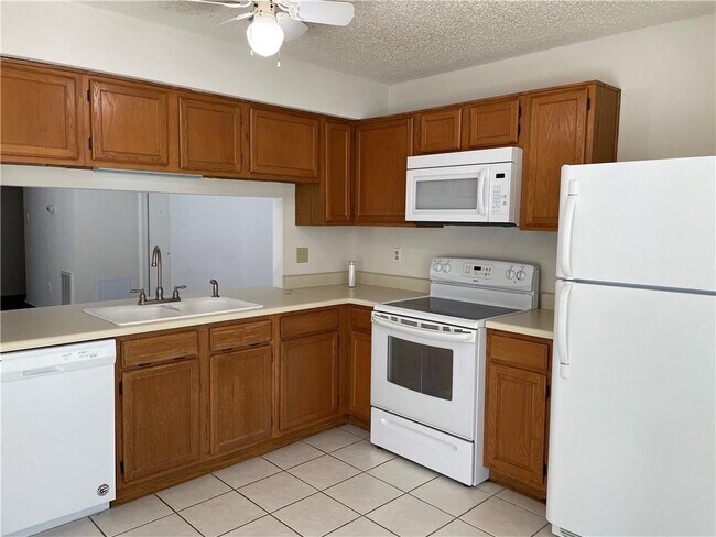 Building Photo - 16808 Village Oak Loop