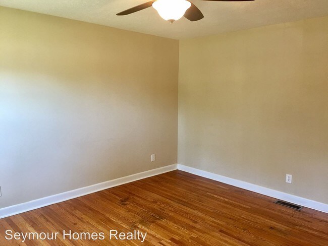 Building Photo - 127 Oak Circle Dr