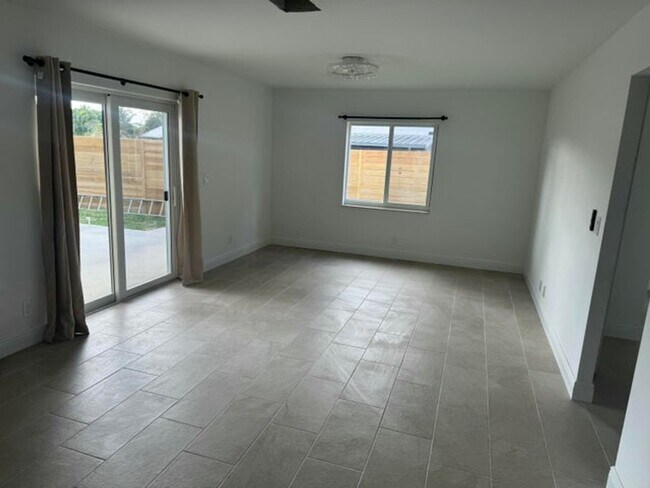 Foto del edificio - 4735 Blue Pine Cir