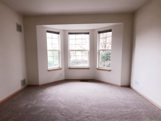 Building Photo - 860 SE Sentry Dr