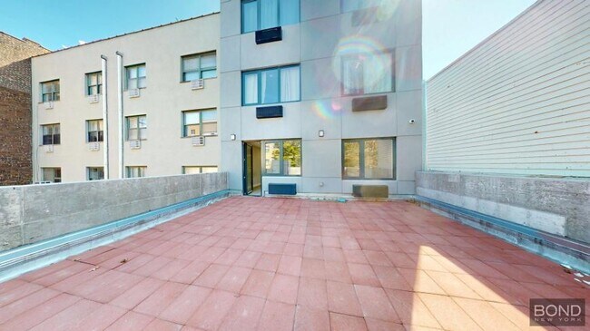 Foto del edificio - 3 bedroom in Queens NY 11102