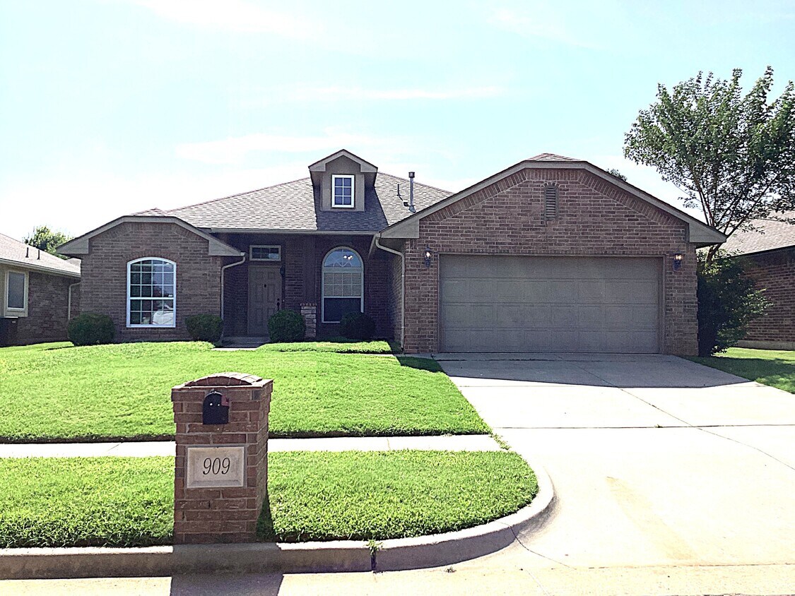 Foto principal - 909 Harvest Dr