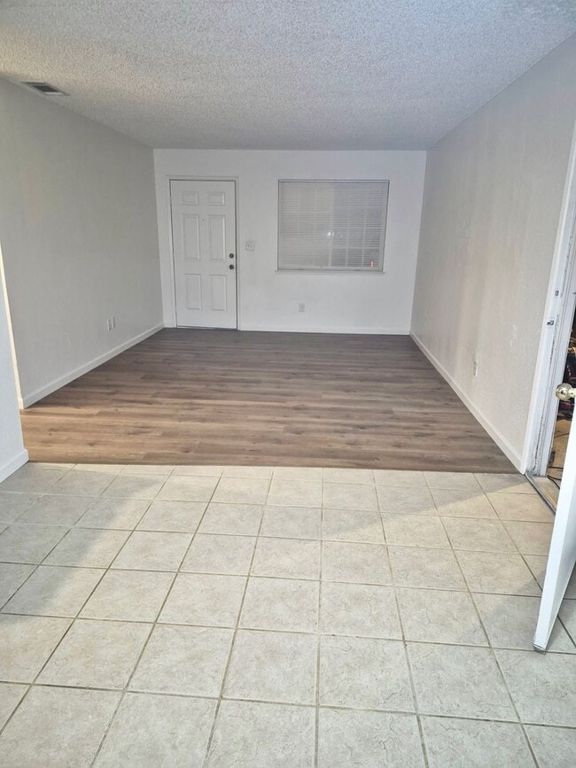 Foto del edificio - Charming 3-Bedroom Home with Large Backyard & One-Car Garage