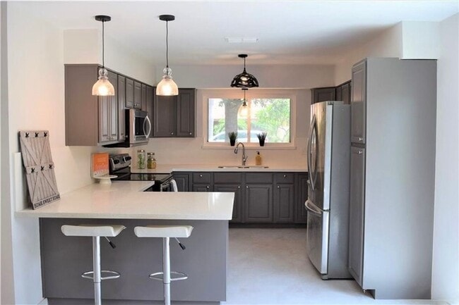 Foto del edificio - 3 Bedroom Home For Rent in Great School Di...
