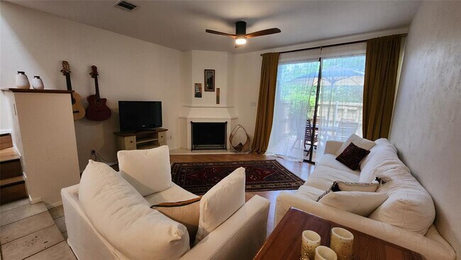 Foto del edificio - 7122 Wood Hollow Dr