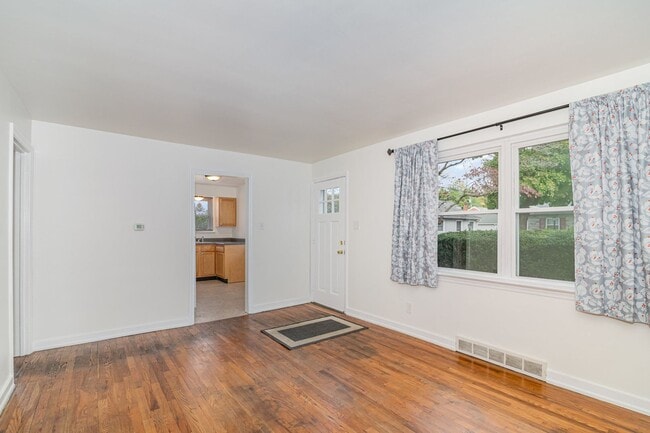 Building Photo - Charming 2BR Cape Cod