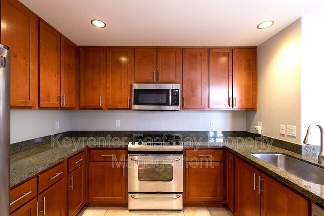 Building Photo - 423 7th St