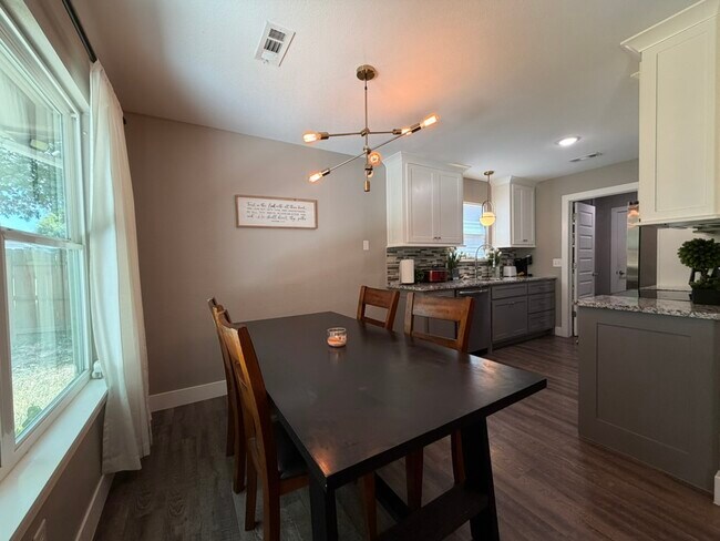 Foto del edificio - 1314 N Fieldstone Ave