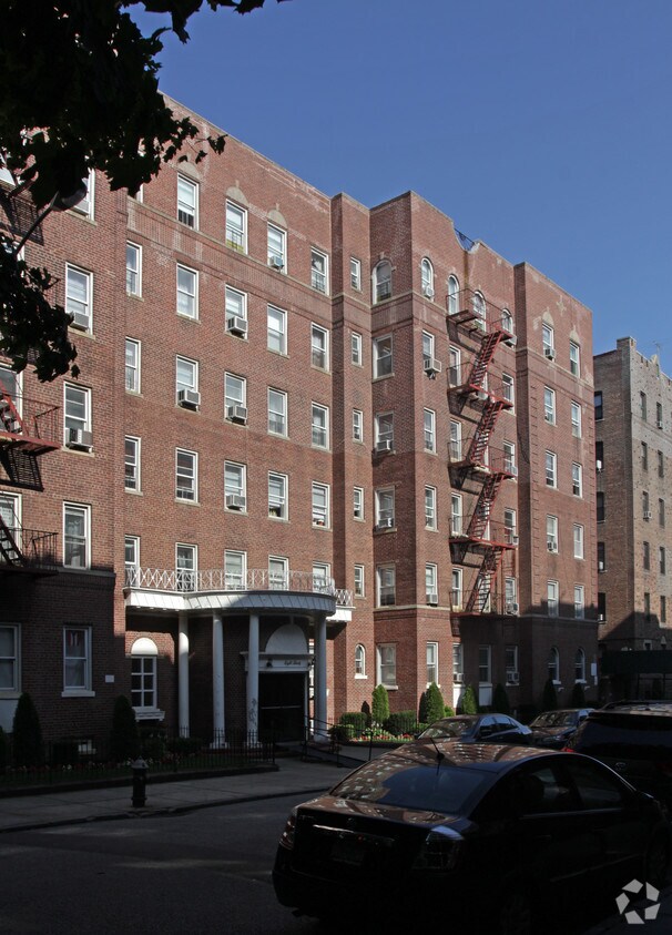 Building Photo - 820 E 10th St