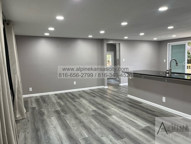 Foto del edificio - 5 Bedrooms, PLUS Rec Room in Gladstone!