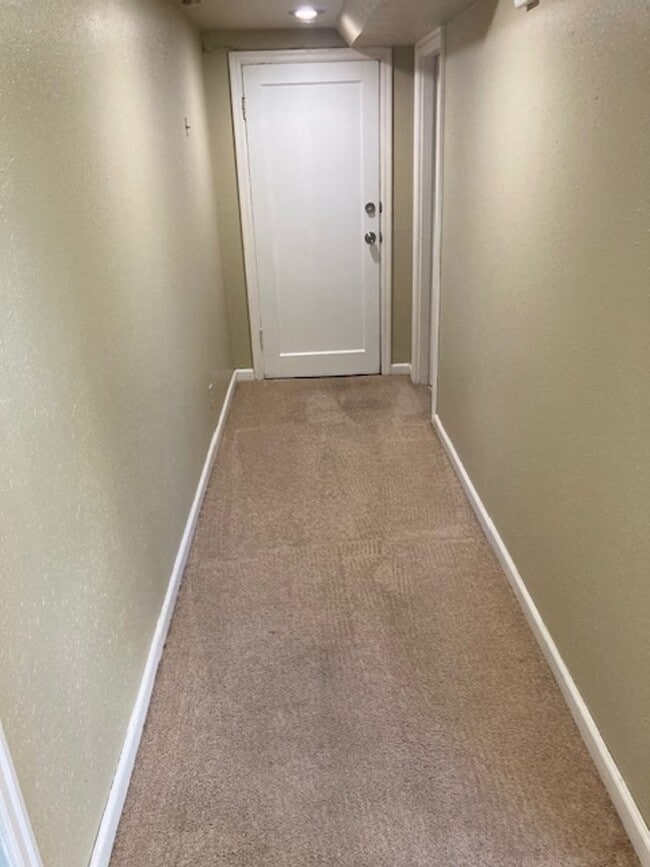 Photo - Charming Duplex w/Seprate Entrances, Close to all Amenites/Downtown Apartment