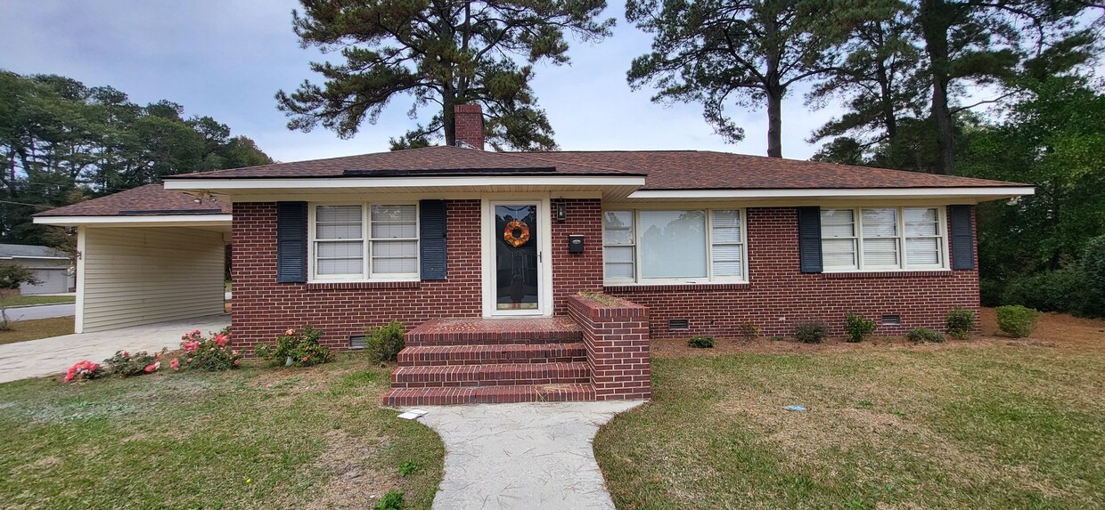 Foto principal - 3 Bedroom 1 1/2 Bath Ranch style brick hom...