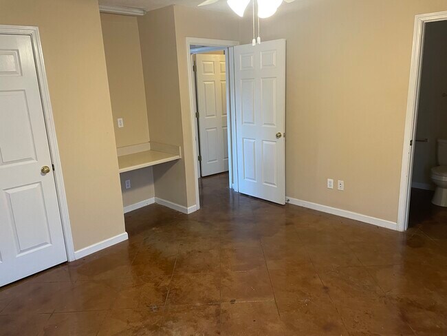 Foto del edificio - 765 Old Mayhew Rd