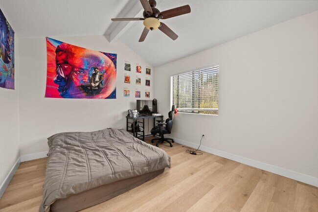 Foto del edificio - Spacious lot with no back house!