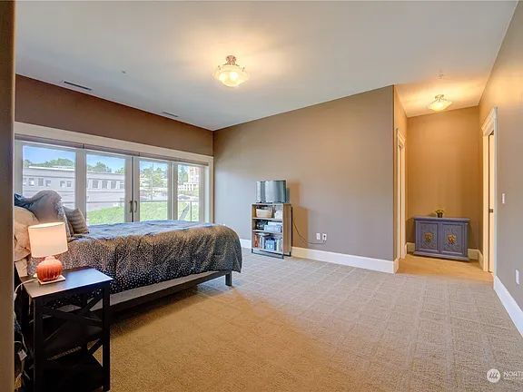 Foto del edificio - "Spacious 2-Bed, 3-Bath Sanctuary in Tacoma's Heart – 3,243 Sq Ft of Luxury Living!"