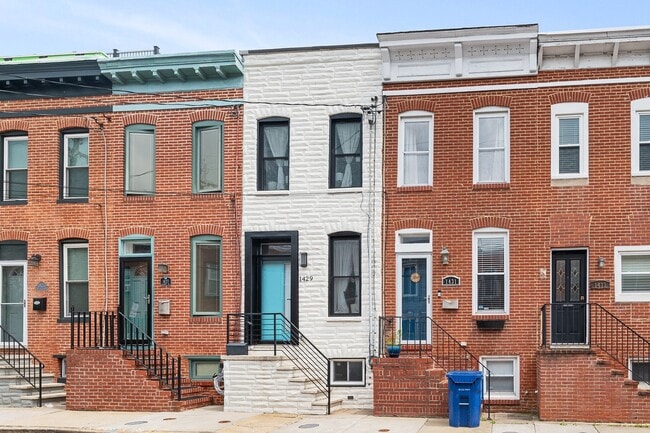 Building Photo - Bright & Immaculate 2 Bed · 3 Bath