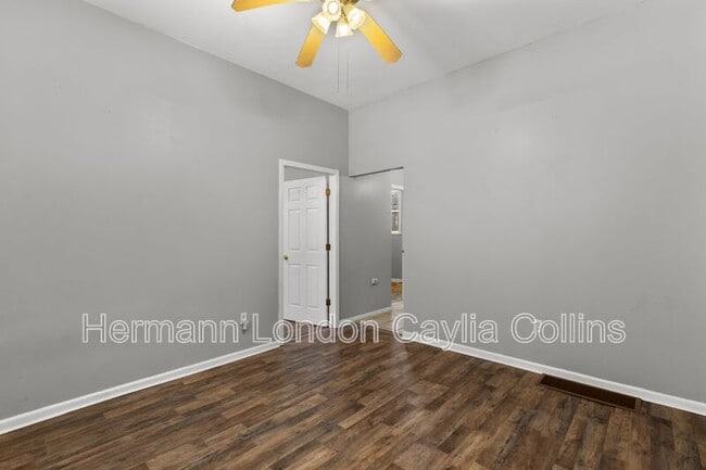 Building Photo - 6916 Moellenhoff St