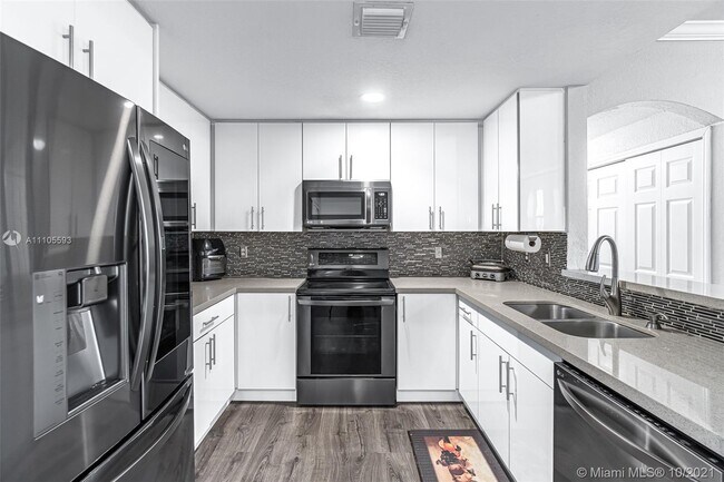 Foto del edificio - 6340 NW 114th Ave
