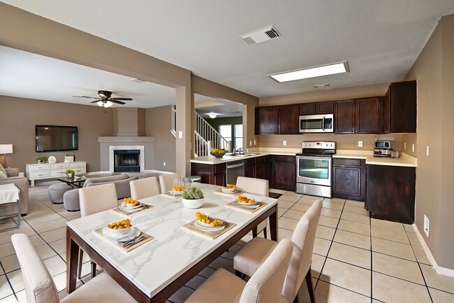 Foto del edificio - TWO STORY  |  4 BEDROOM  |  2.5 BATH  |  2...