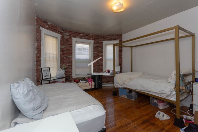 Building Photo - Huge 3 bed near BU and the Green Line in A...