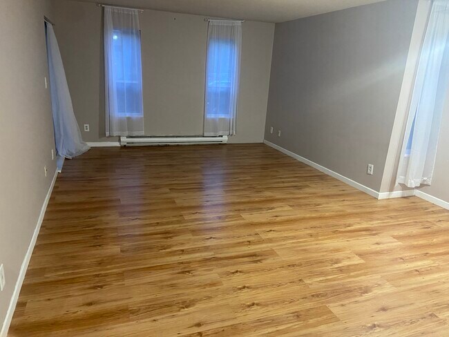 Photo du bâtiment - 304-1750 Mckenzie Rd