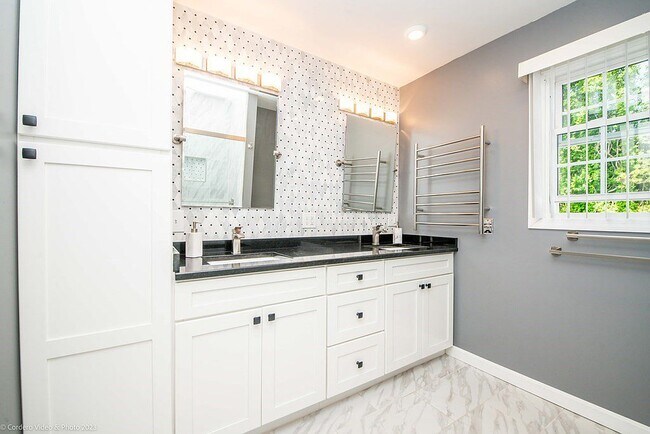 Foto del edificio - 128 Laurelwood Dr