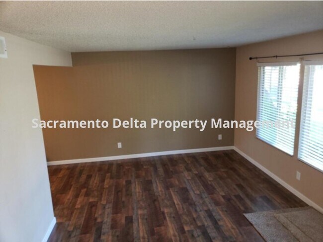 Building Photo - 8798 La Riviera Dr
