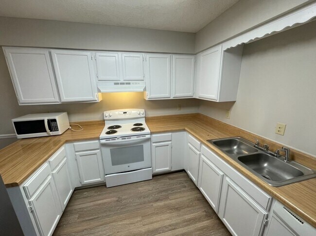 Building Photo - Fantastic 3 bedroom Raleigh Condo