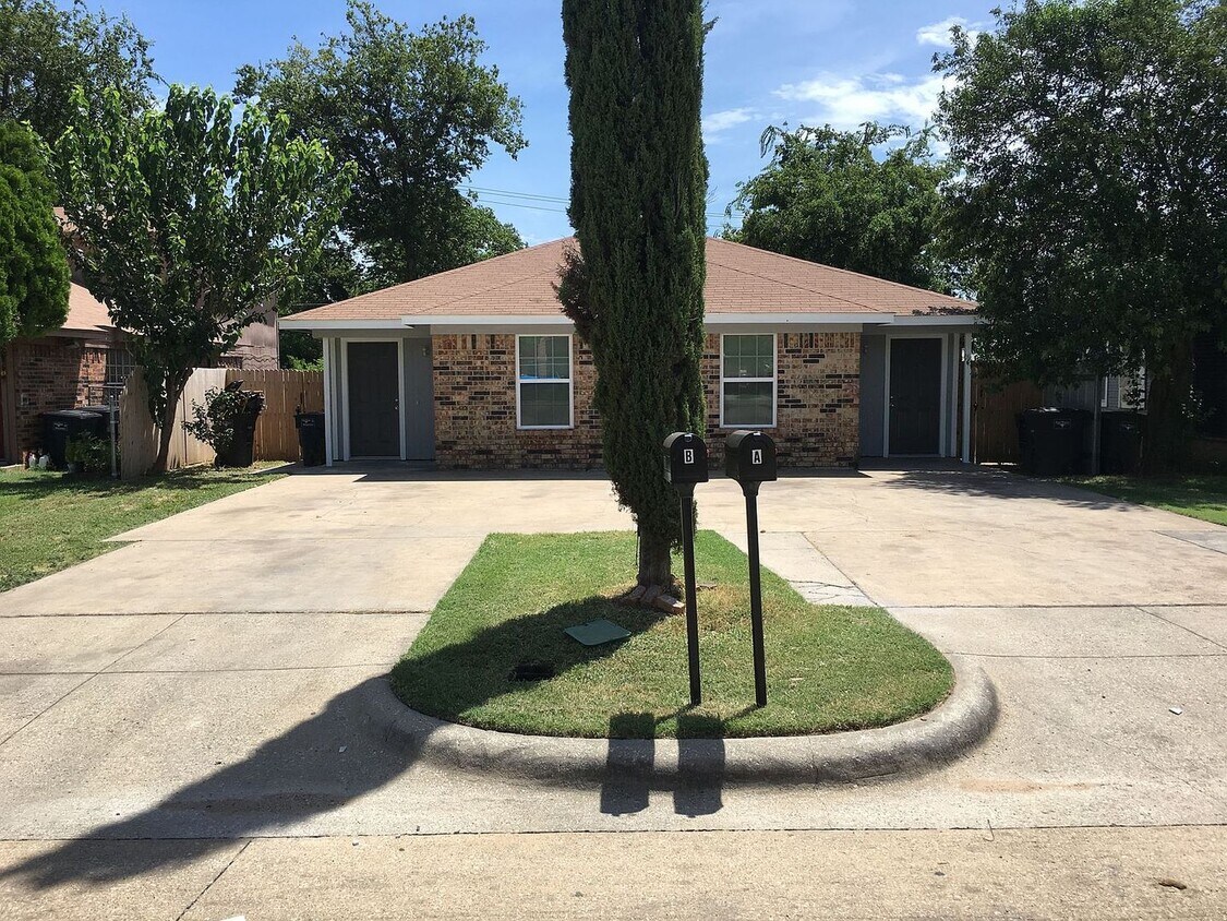 Primary Photo - Cute & Quaint Ft. Worth Duplex!