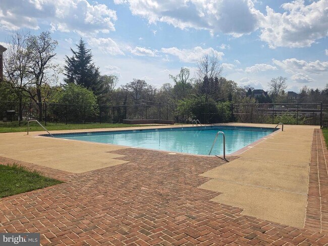 Foto del edificio - 3000 Spout Run Pkwy