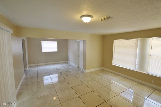 Foto del edificio - 3132 NW 42nd St