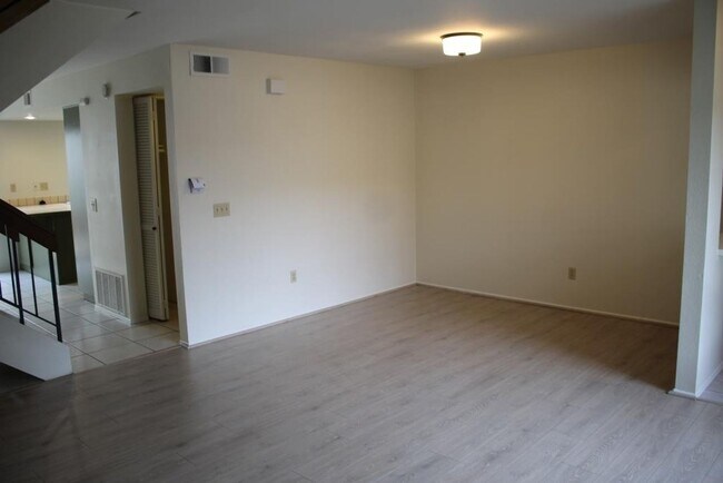 Building Photo - 3Bed/2.5Bath Townhome off Poinsettia!~ Briarwood