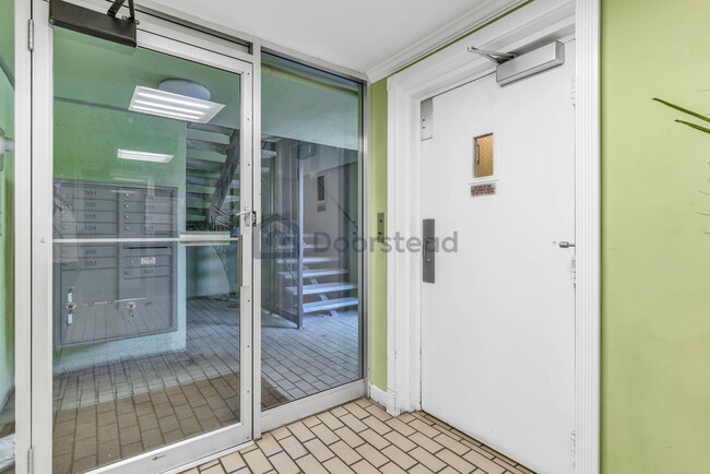 Foto del edificio - 321 Warwick Ave
