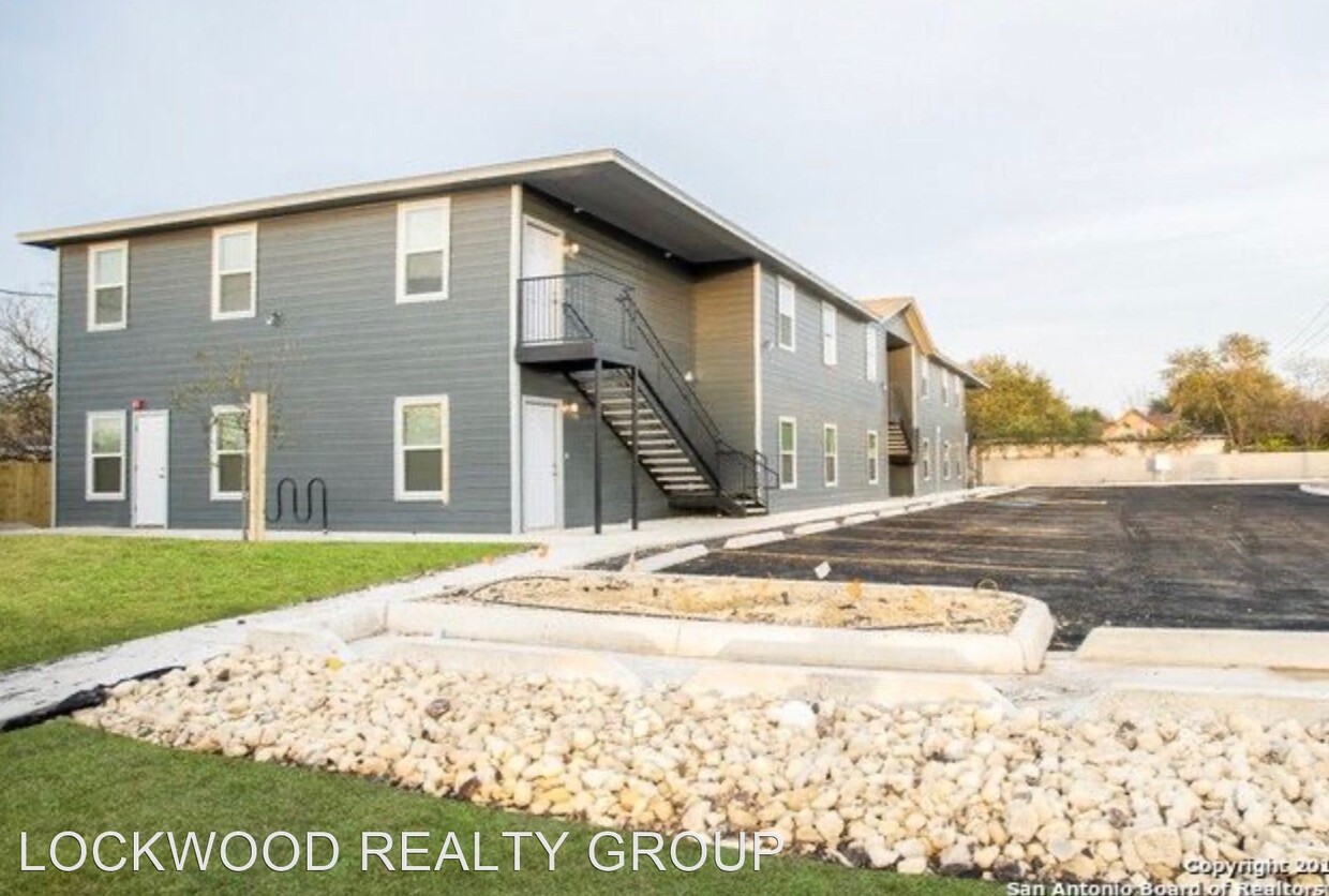 Primary Photo - 8111 Meadow Leaf Dr