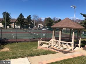 Foto del edificio - 92 Basswood Ct