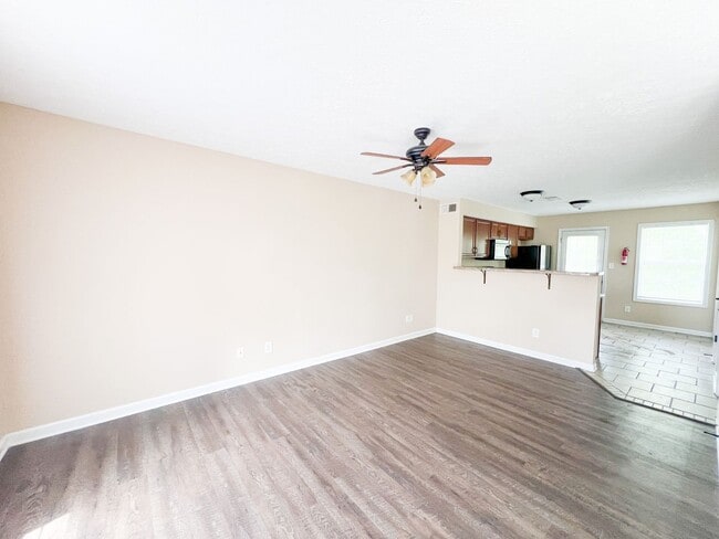 Building Photo - 2 Bedroom 1.5 Bathroom Townhome!!!
