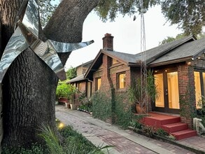Building Photo - 2614 White Oak Dr