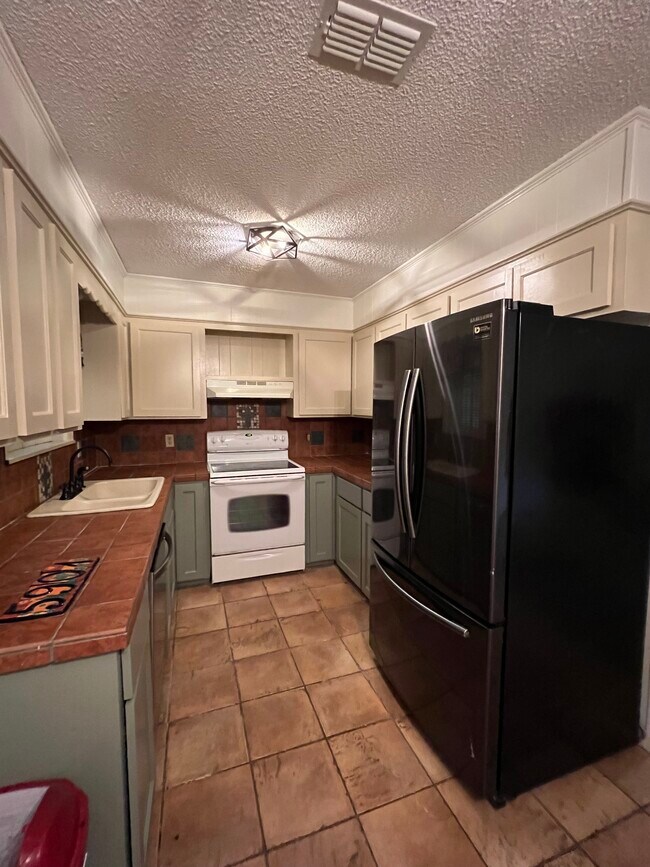 Foto del edificio - 5901 Larry Dr