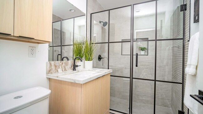 Foto del edificio - 1570 Myra Ave